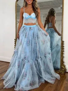 Completo due pezzi a fiori blu con top in pizzo e gonna lunga in chiffon