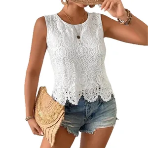 Elegante top in pizzo bianco senza maniche con motivo floreale traforato per look estivi