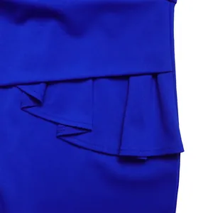 Nahaufnahme des eleganten königsblauen Plisseefalten-Designs dieses Bleistiftrocks