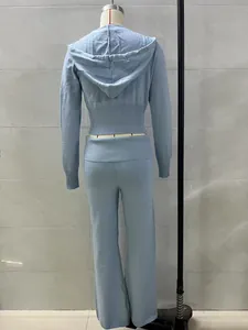 Vista posteriore dettagliata di un set due pezzi in maglia azzurra con cappuccio