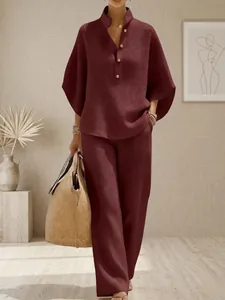 Vue détaillée de la texture maille gaufrée bordeaux de cet ensemble loungewear chic.