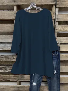 Casual donkerblauwe damestop met 3/4-mouwen en een uniek asymmetrisch zoomontwerp