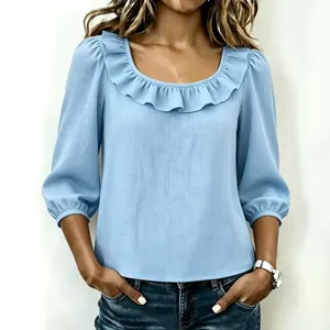 Detail van de lichtblauwe damesblouse met een elegant ontwerp met een rucheskraag