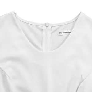 Detailansicht des Rückenreißverschlusses und des weißen Kragens am Bleistiftkleid