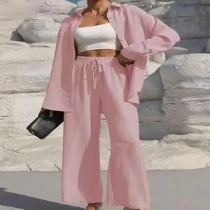 Elegantes rosa zweiteiliges Set mit Langarmhemd und passender weit geschnittener Hose