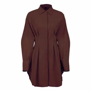 Donkerbruine blousejurk met lange mouwen en een elegante getailleerde taille.