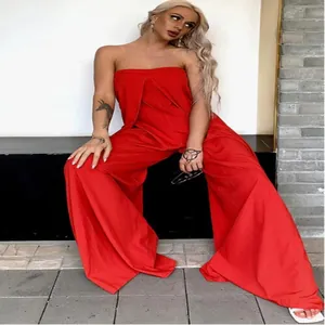 Vue détaillée d'une élégante combinaison rouge bustier à jambes larges sur un modèle