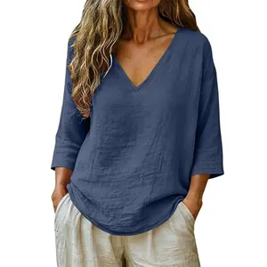 Detalle de blusa de lino azul con cuello en V, corte holgado y tejido natural transpirable.