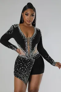 Body sexy in mesh nero trasparente con strass scintillanti e fini dettagli in perle.