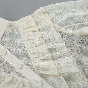 Detailansicht eines weißen Jacquard-Spitzenhemds mit Rüschen im französischen Stil