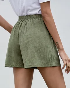 Vista trasera detallada de pantalones cortos de lino verde oliva con cintura elástica.