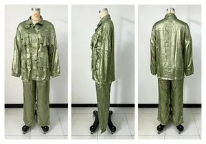 Vista multipla di un completo cargo due pezzi verde metallizzato con giacca e pantaloni