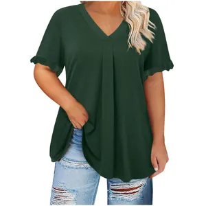 Detalle de blusa informal verde oscuro con cuello en V, mangas con volantes y pliegue frontal