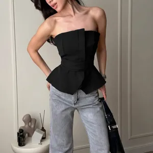 Elegantes schwarzes trägerloses Schößchen-Top mit Taillierung und asymmetrischem Saum