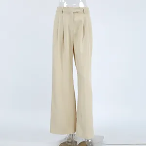 Detailansicht der khakifarbenen Hose mit weitem Bein und eleganten Falten am Bund