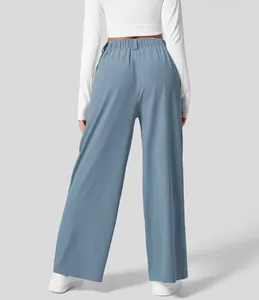 Rückansicht einer komfortablen Damen-Hose mit hohem Bund und weitem Bein in Blau