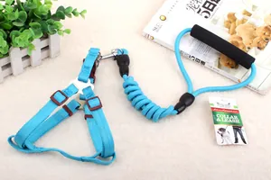Blaues Haustiergeschirr- und Leinen-Set mit bequemem Schaumstoffgriff und Bungee-Seil.