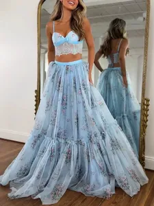 Elegante set floreale azzurro a due pezzi con top in pizzo e gonna lunga in chiffon.