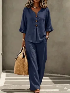 Vue d'ensemble de l'ensemble bleu marine pour femme avec boutons bois et volants