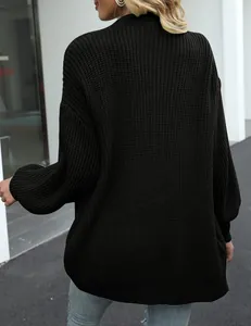 Achteraanzicht van een zwart oversized gebreid vest met lantaarnmouwen en geribbelde boorden.