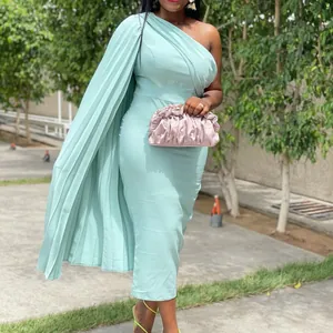 Detailansicht eines eleganten, mintfarbenen One-Shoulder-Kleides mit plissiertem Cape-Ärmel.