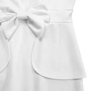 Detailansicht eines weißen eleganten Kleides mit Taillenschleife und Schößchen-Detail