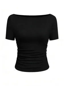 Detailweergave van zwart T-shirt met boothals, rimpels in de taille en slim fit