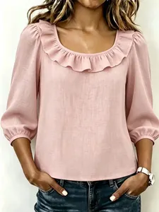 Elegante roze damesblouse met ruffelhals, modieuze pofmouwen en een verfijnde textuur