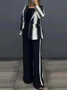 Elegant 2-piece women's suit with striped blazer and matching trousers for autumn 2024