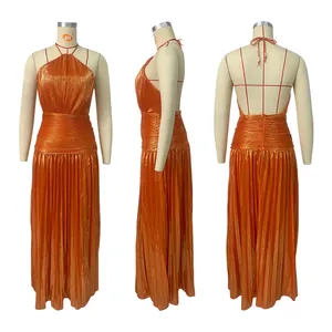 Dreiseitenansicht eines metallisch-orangen, plissierten, rückenfreien Neckholder-Maxikleids.