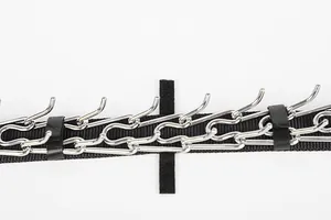 Detailansicht eines silbernen Metall-Hundetrainingshalsbandes mit Klettverschluss