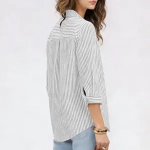 Dettaglio della vista laterale e posteriore di una classica camicia a righe con scollo a V