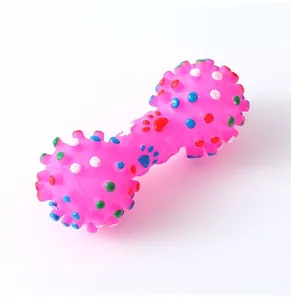 Vista dettagliata di un giocattolo sonoro rosa con punte a forma di manubrio per cani.
