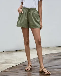 Detalle de pantalones cortos de lino verde oliva con cintura alta y cordón