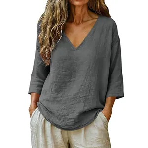 Detalle de la camiseta informal de lino gris con cuello en V que luce una modelo para el verano
