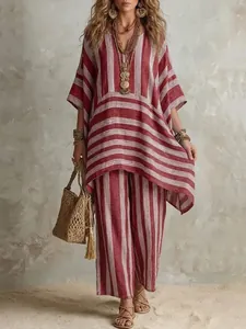 Completo bohémien da donna con top a righe rosse e bianche e pantaloni ampi larghi