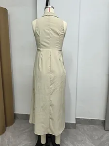 Achteraanzicht van een kaki mouwloze maxi-jurk met een klassieke kraag en slanke taille