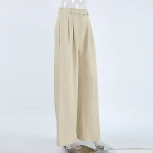 Detailansicht der khakifarbenen Hose mit weitem Bein und Plissee-Design in Beige