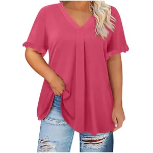 Top rosa de talla grande con cuello en V, pliegues delante y mangas con volante.