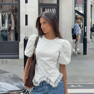 Chique Franse witte blouse met pofmouwen en verfijnde kanten zoom.