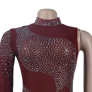 Detalle de vestido de malla burdeos con brillantes pedrería y elegante cuello alto.