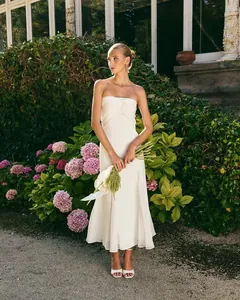 Élégante robe midi bustier en mousseline blanche pour femme avec une coupe ajustée fluide