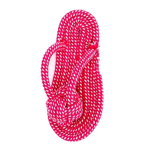 Duurzaam roze en wit gevlochten katoenen hondenspeeltje in een grappige slipper-vorm