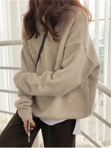 Détail d'un pull en maille beige doux avec une coupe décontractée et confortable