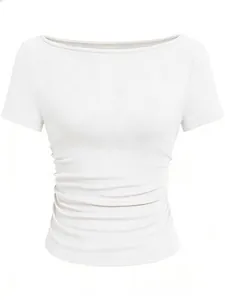 Elegante witte T-shirt met boothals, nauwsluitende pasvorm en zijdelingse rimpeling detail