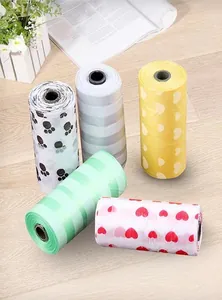 Gedetailleerd overzicht van gekleurde poepzakjes op rol met poot- en hartjesmotieven voor honden.