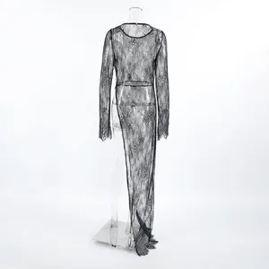 Détail d'une robe en dentelle noire transparente avec une fente haute asymétrique