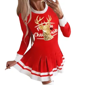 Detailansicht eines roten, langärmeligen Weihnachts-Partykleids mit Faltenrock.