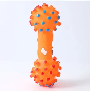 Dettaglio del gioco per cani a forma di manubrio arancione con punte sonore