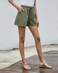Detalle de los pantalones cortos de lino verde oliva para mujer con cintura elástica ajustable